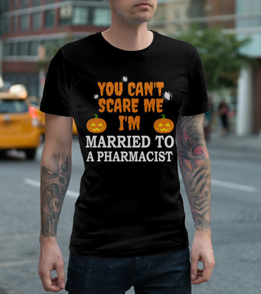 You Can't Scare Me I'm Married To A Pharmacist Halloween Pumpkins And Spiders T-Shirt