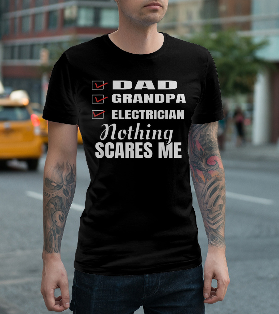 Dad Grandpa Electrician Nothing Scares Me T-Shirt