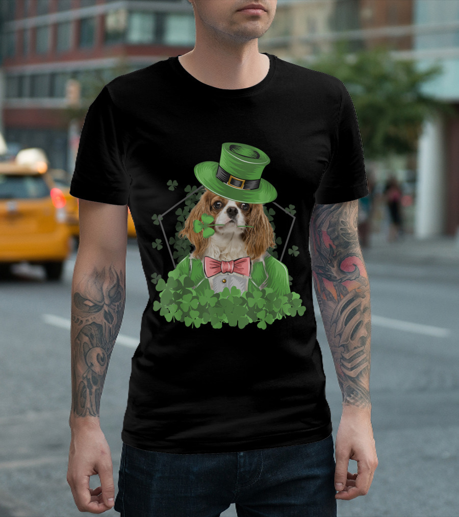 King Charles Cavalier in Green Leprechaun Hat with Shamrocks St. Patrick's Day T-Shirt