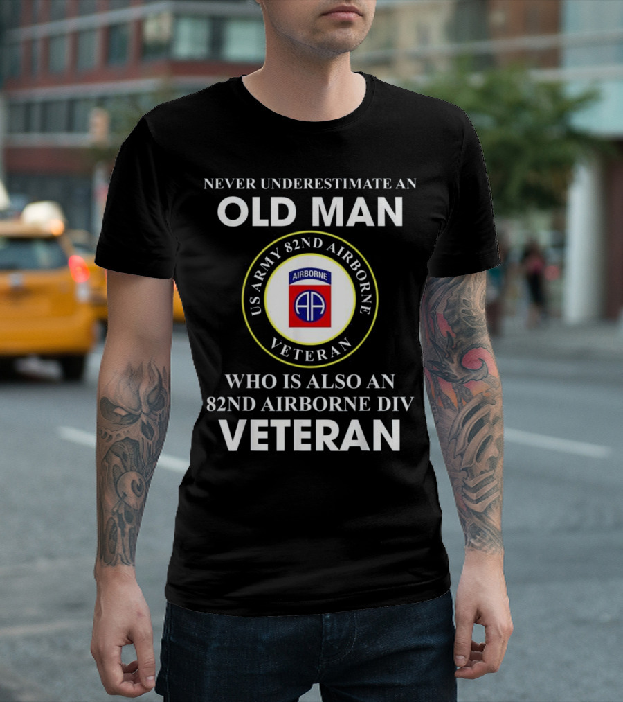 NEVER UNDERESTIMATE AN OLD MAN WHO IS ALSO AN 82ND AIRBORNE DIV VETERAN US ARMY 82ND AIRBORNE VETERAN T-Shirt