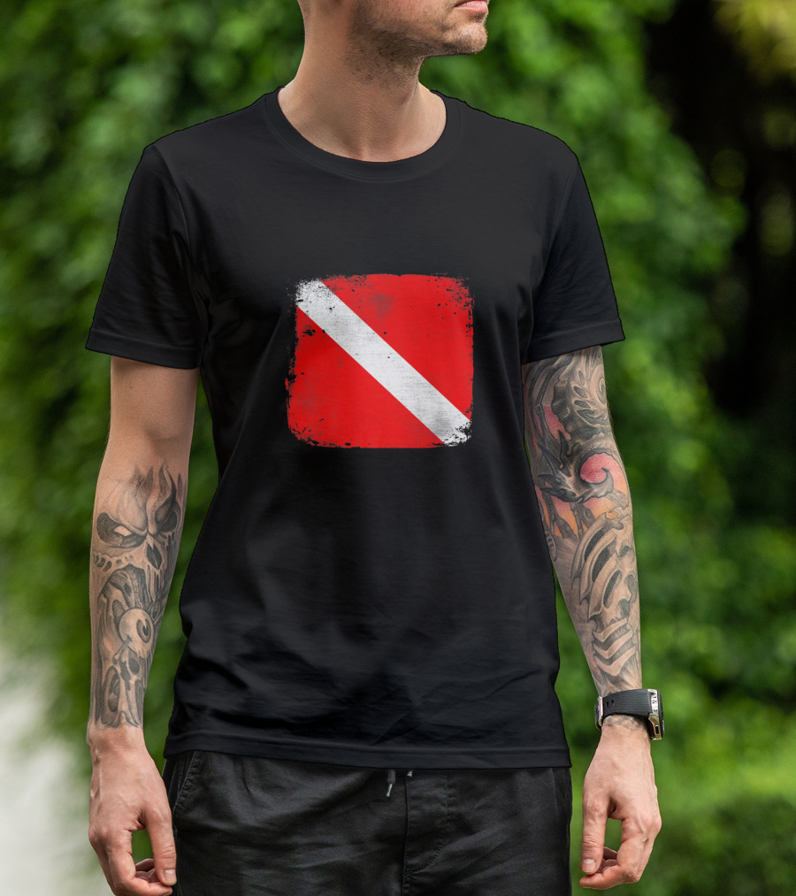 SCUBA Dive Flag Divemasters Instructors Vintage Distressed Red White Stripe T-Shirt