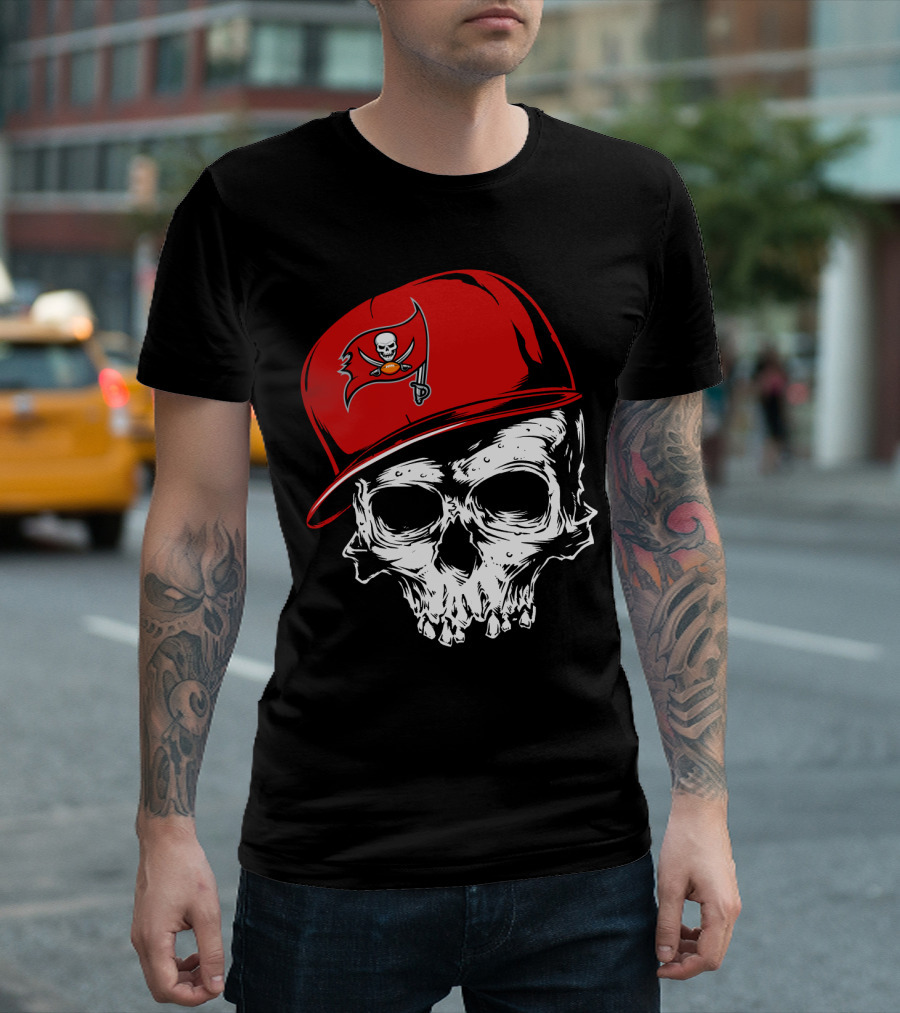 Tampa Bay Buccaneers Skull With Red Cap And Pirate Flag T-Shirt