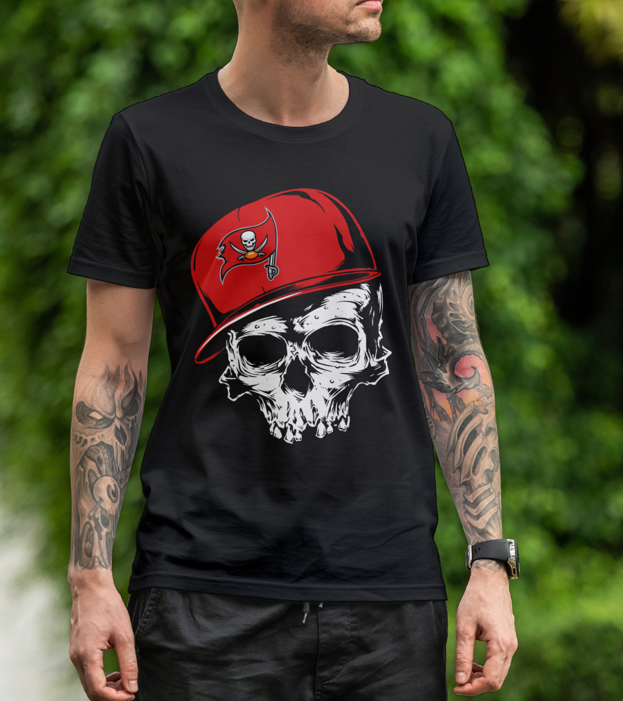 Tampa Bay Buccaneers Skull With Red Cap And Pirate Flag T-Shirt