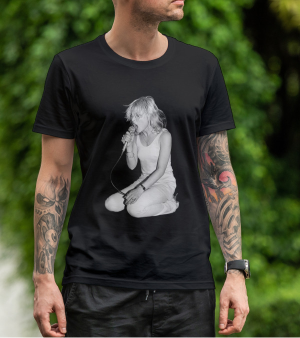 Blondie Lead Singer Onstage Kneeling Performance T-Shirt