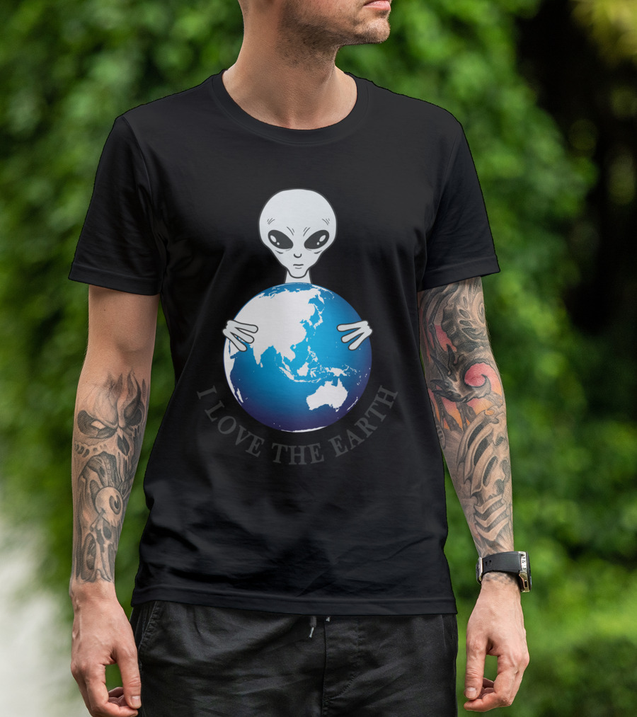 Alien Hugging Globe I Love The Earth T-Shirt