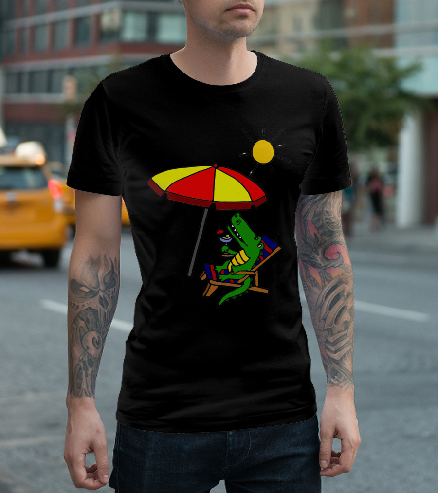 Cool Funny Alligator Relaxing Under Sun Umbrella At Beach With Drink T-Shirt