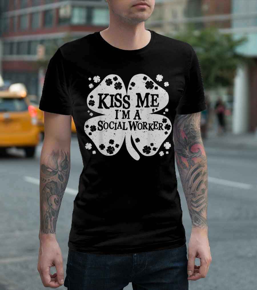 Kiss Me I'm A Social Worker Shamrock St Patrick's Day T-Shirt