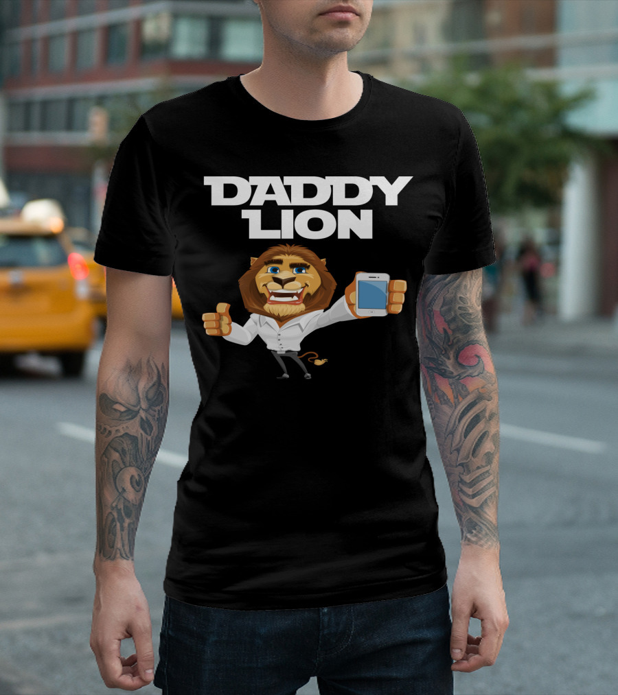 Daddy Lion With Smartphone Thumbs Up T-Shirt