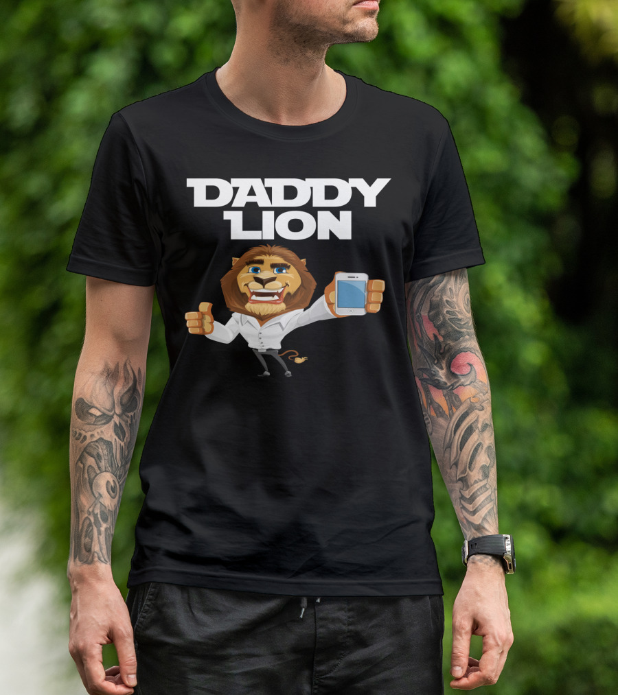Daddy Lion With Smartphone Thumbs Up T-Shirt