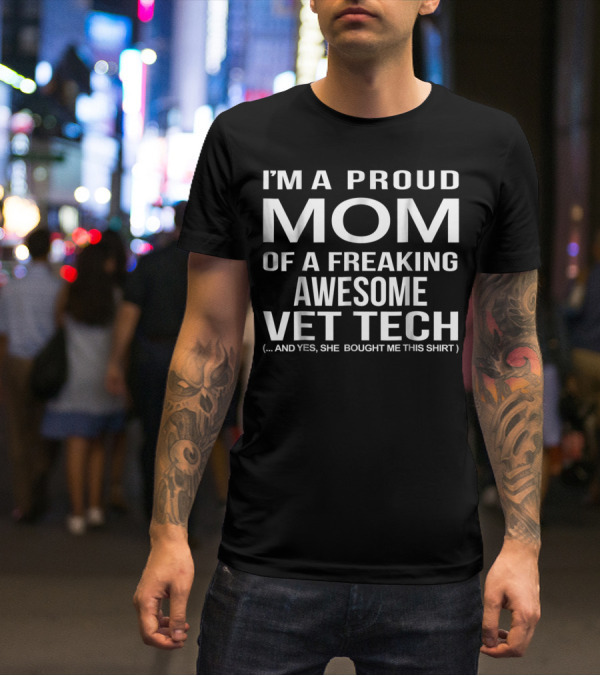 I'M A PROUD MOM OF A FREAKING AWESOME VET TECH T-Shirt