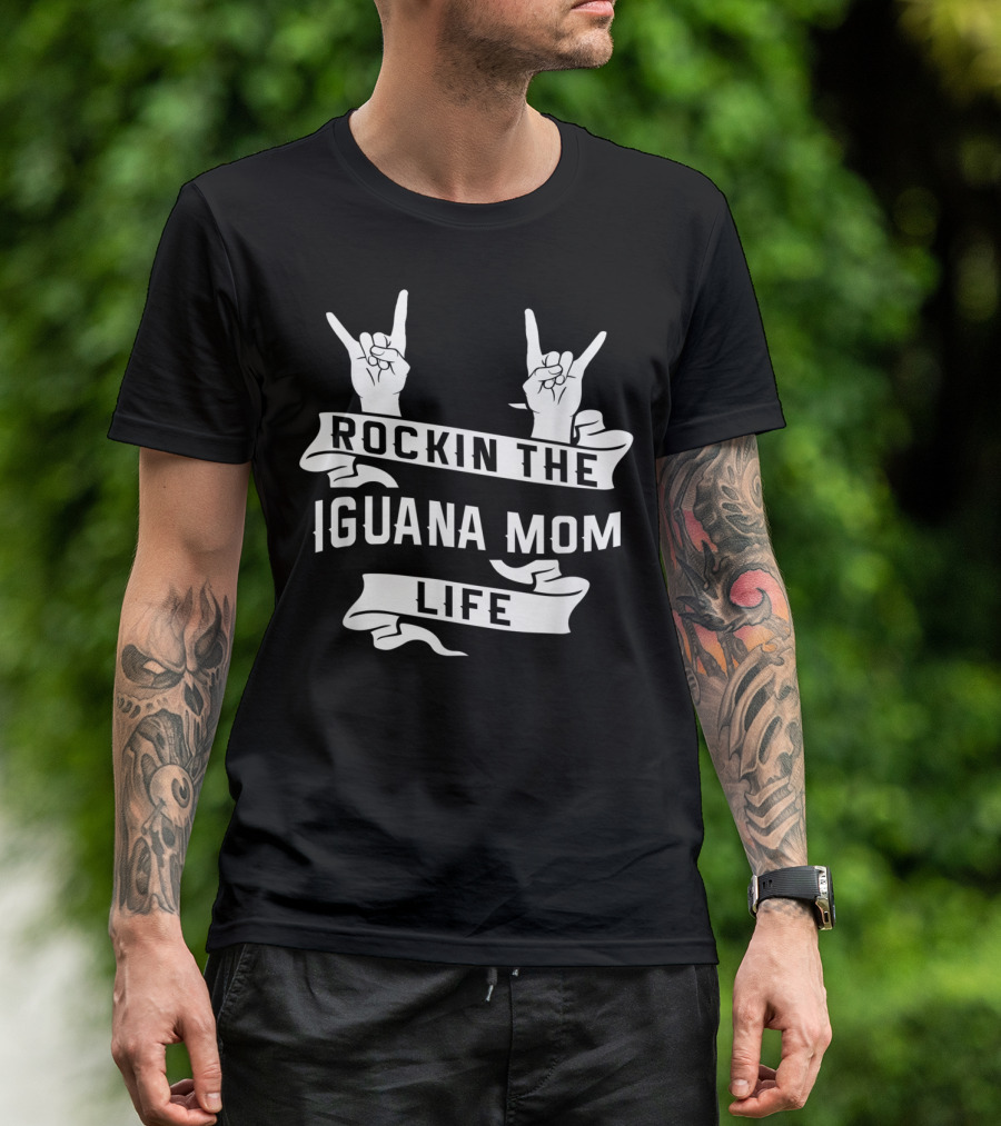 Rockin The Iguana Mom Life Fun Reptile Mom Rock Hand Signs T-Shirt