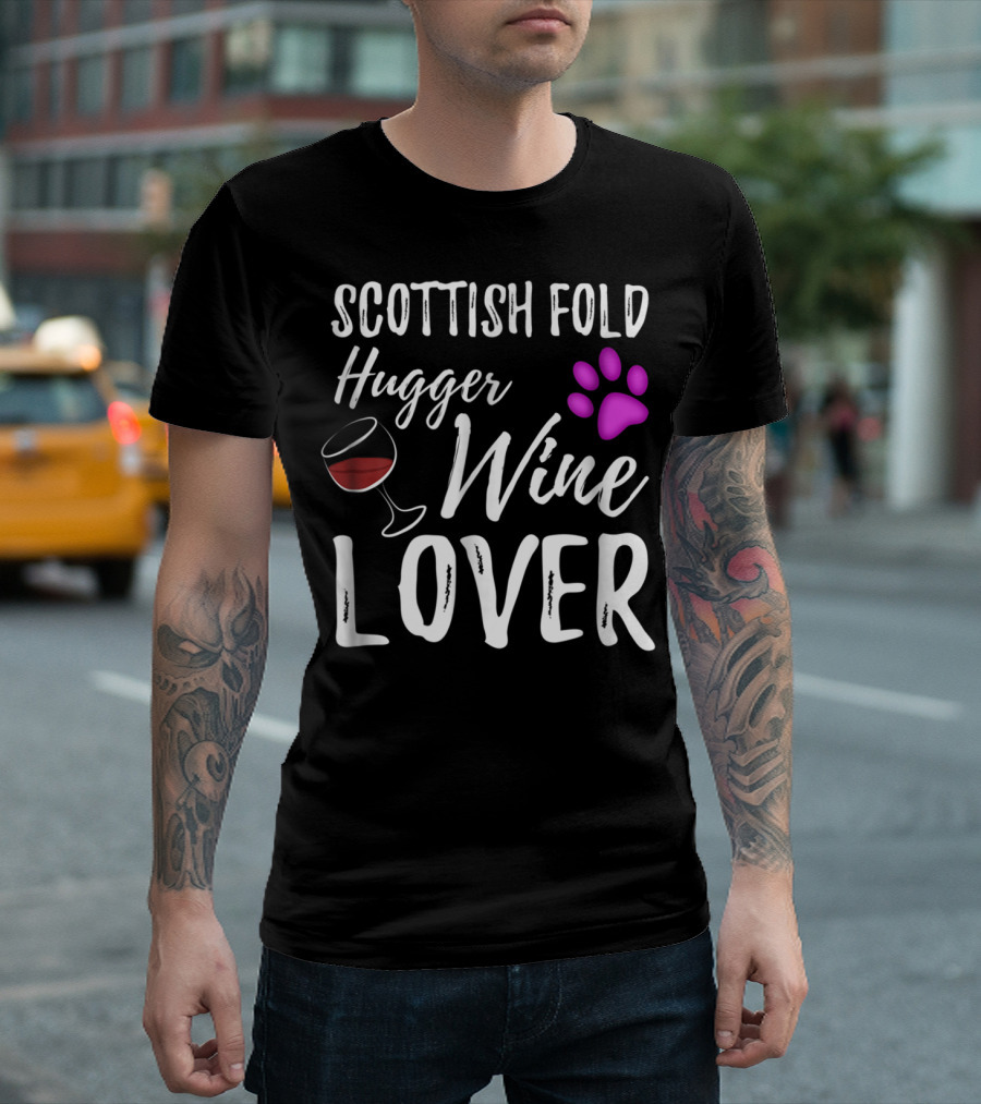 Scottish Fold Hugger Wine Lover Cat Mom Cat Dad Wine Glass Purple Paw T-Shirt