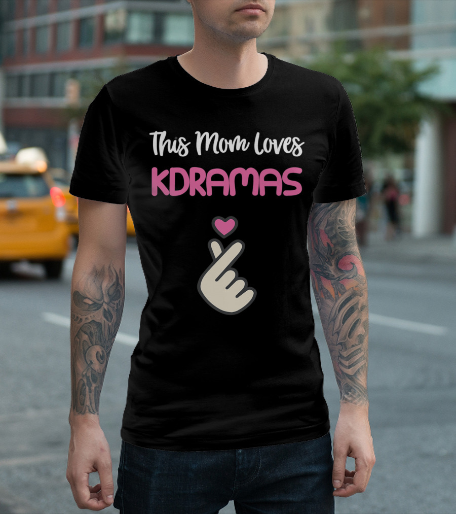 This KPop Mom Loves Kdramas With Heart Hand Gesture T-Shirt