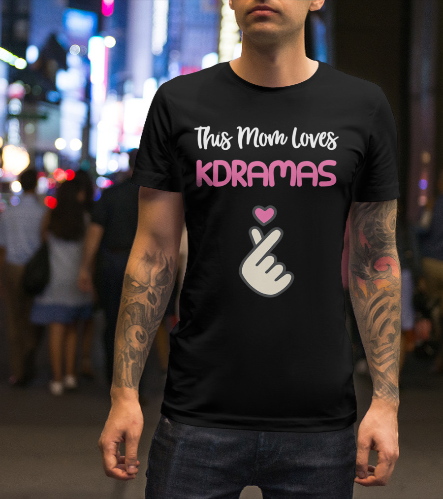 This KPop Mom Loves Kdramas With Heart Hand Gesture T-Shirt