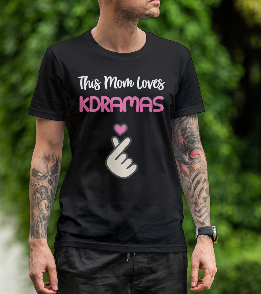 This KPop Mom Loves Kdramas With Heart Hand Gesture T-Shirt