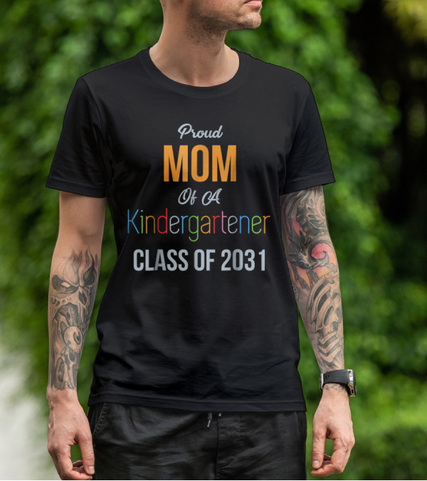 Proud Mom Of A Kindergartener Class Of 2031 T-Shirt