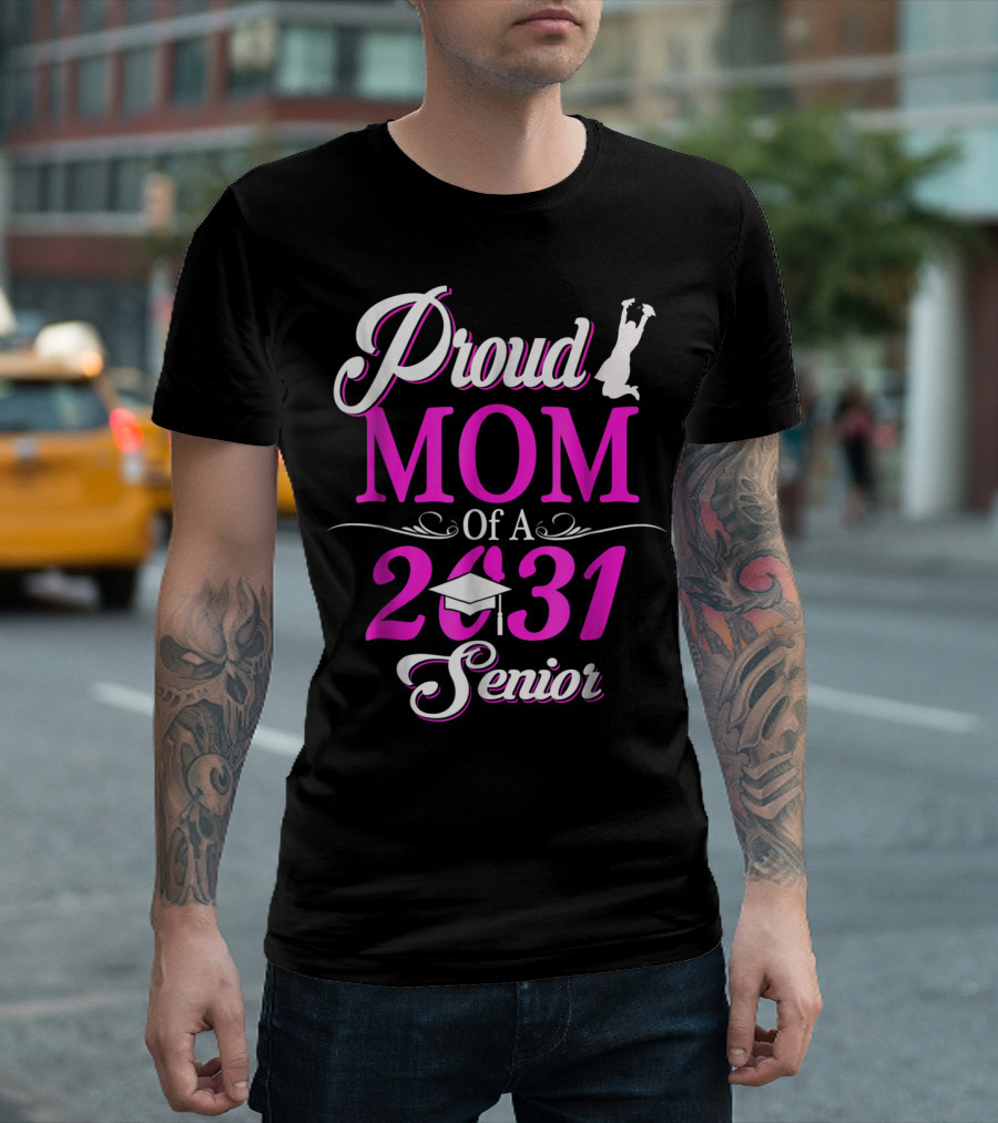 Proud MOM Of A Class 2031 Senior Graduation Celebration T-Shirt