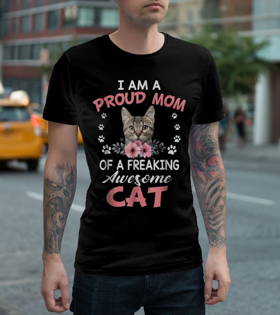 I AM A PROUD MOM OF A FREAKING AWESOME CAT T-Shirt