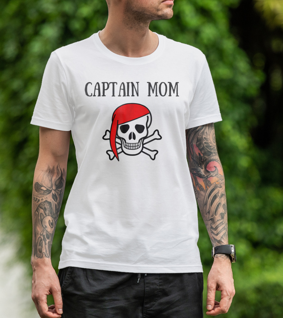 Captain Mom Pirate Skull Red Bandana Halloween Women T-Shirt