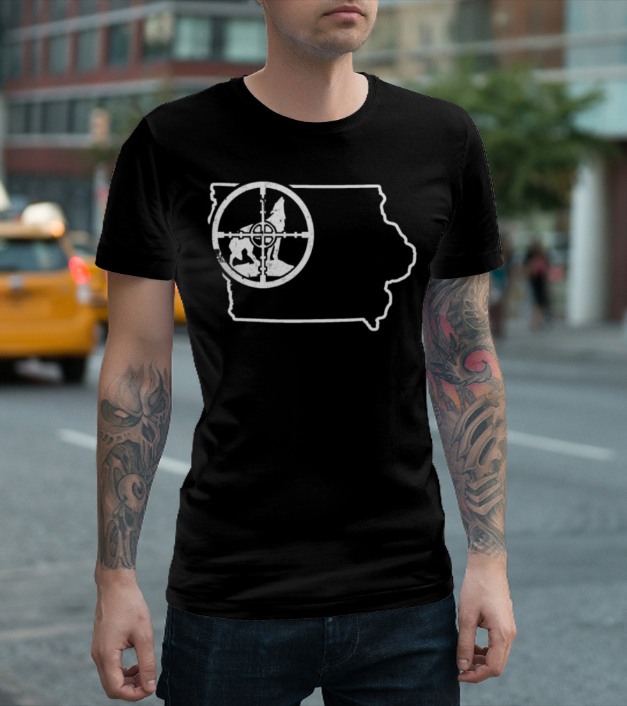 Coyote Iowa Hunting Coyote Silhouette Map T-Shirt