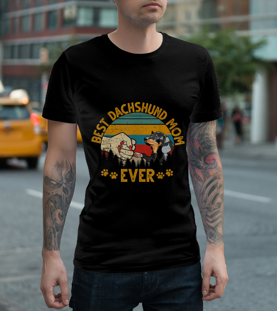 Best Dachshund Mom Ever Paw Fist Bump Retro Sunset Dog T-Shirt