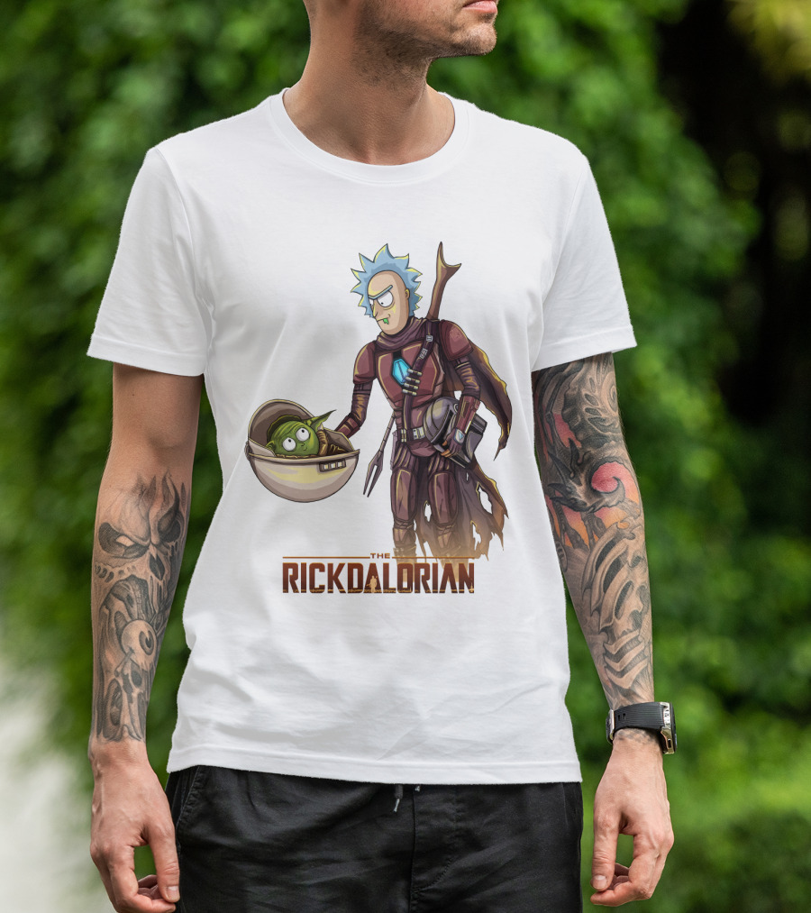 The RICKDALORIAN Sci-Fi Character Fusion With Armor And Green Alien In Pod T-Shirt