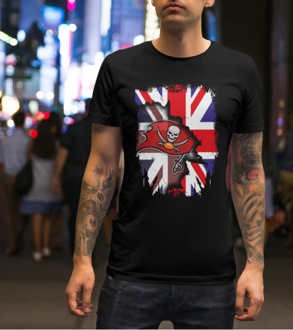 United Kingdom Flag With Buccaneers Skull And Swords T-Shirt