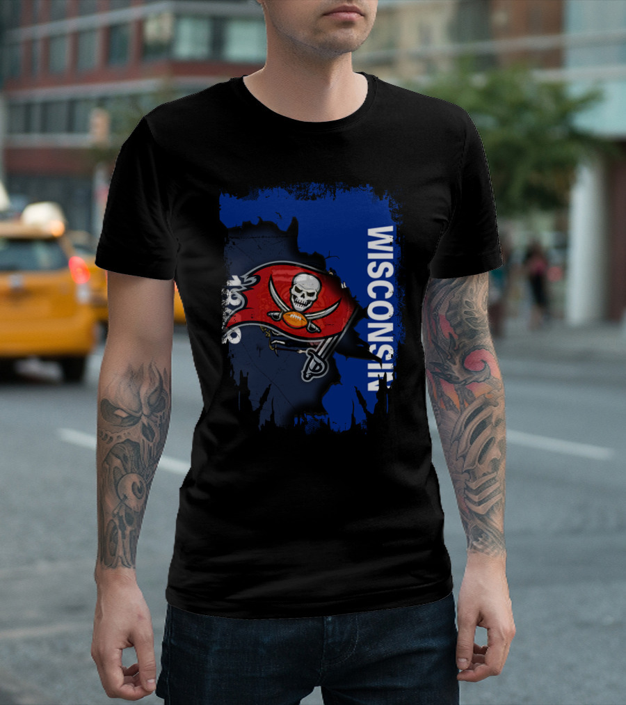 Wisconsin State With Buccaneers Skull Flag 1976 T-Shirt