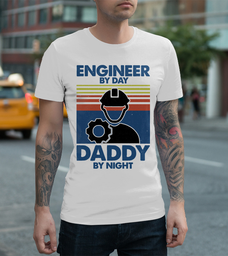 ENGINEER BY DAY DADDY BY NIGHT는 기어 헬멧 이미지와 함께 있습니다 T-Shirt