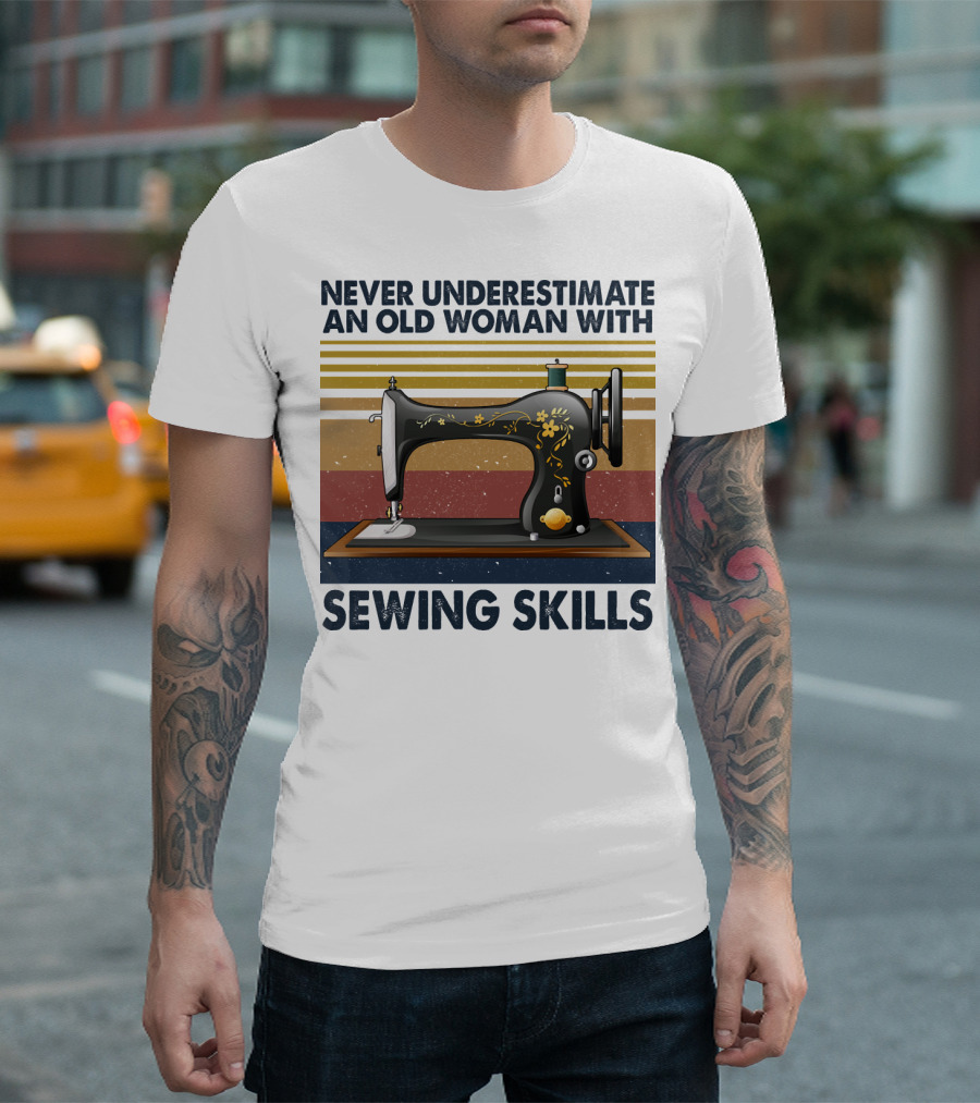 NEVER UNDERESTIMATE AN OLD WOMAN WITH SEWING SKILLS VINTAGE SEWING MACHINE T-Shirt