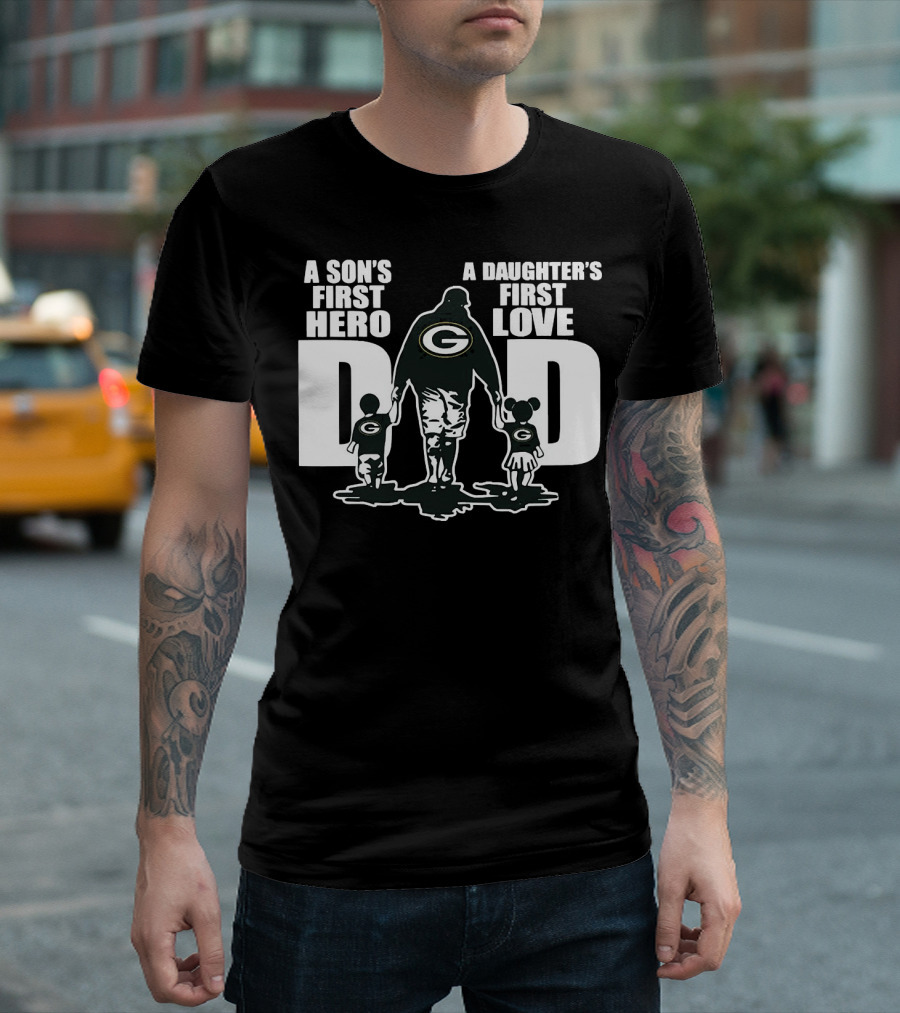 Green Bay Packers Dad A Son’s First Hero A Daughter’s First Love T-Shirt