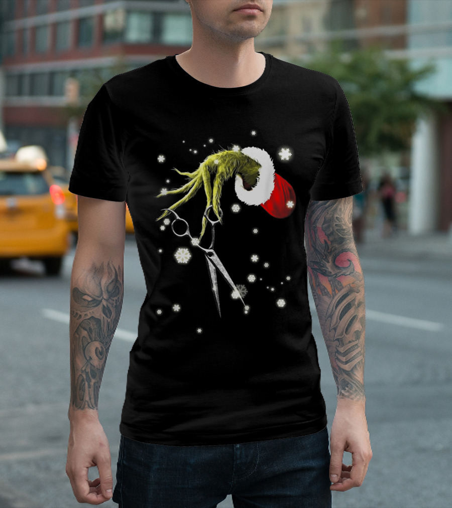 Grinch Hand With Scissors Santa Hat Snowflakes Hairdresser Christmas SE T-Shirt