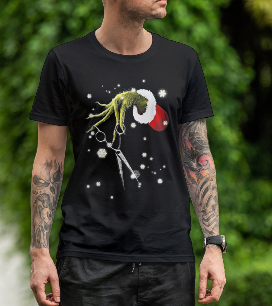 Grinch Hand With Scissors Santa Hat Snowflakes Hairdresser Christmas SE T-Shirt