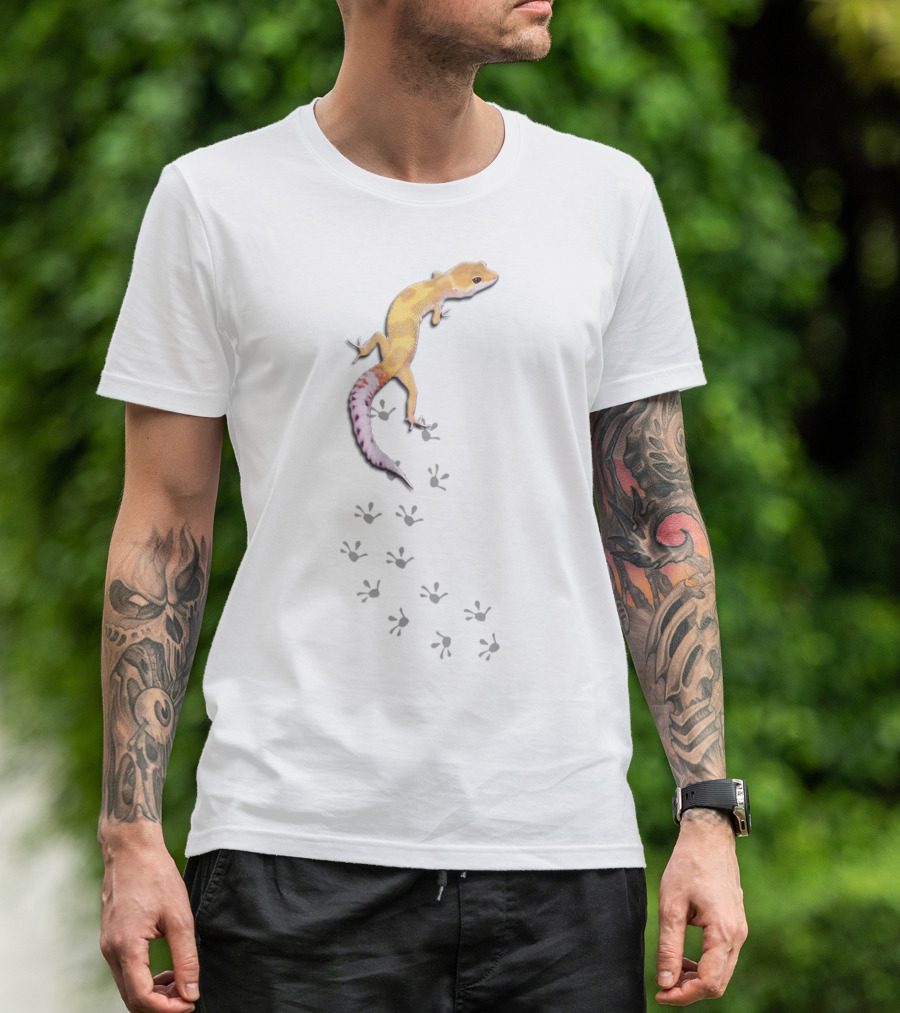 Cute Gecko Lizard Climbing With Tracks T-Shirt