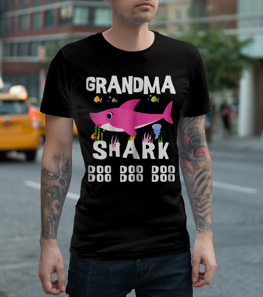Grandma Shark Doo Doo Doo Mothers Pink Cartoon Fish Sea Creatures T-Shirt