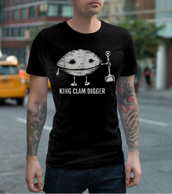 KING CLAM DIGGER WITH SMILING CLAM HOLDING SHOVEL T-Shirt