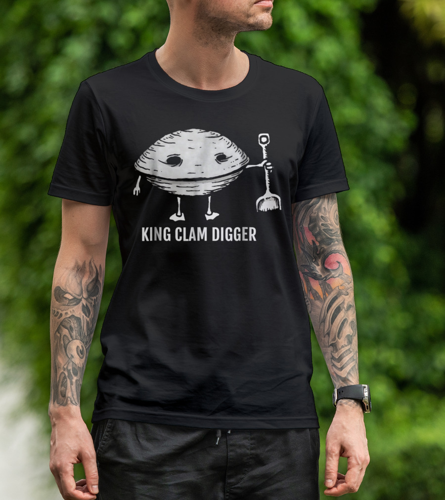 KING CLAM DIGGER WITH SMILING CLAM HOLDING SHOVEL T-Shirt