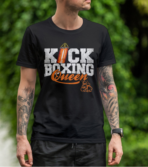 Kickboxing Queen Punching Bag And Boxing Gloves T-Shirt