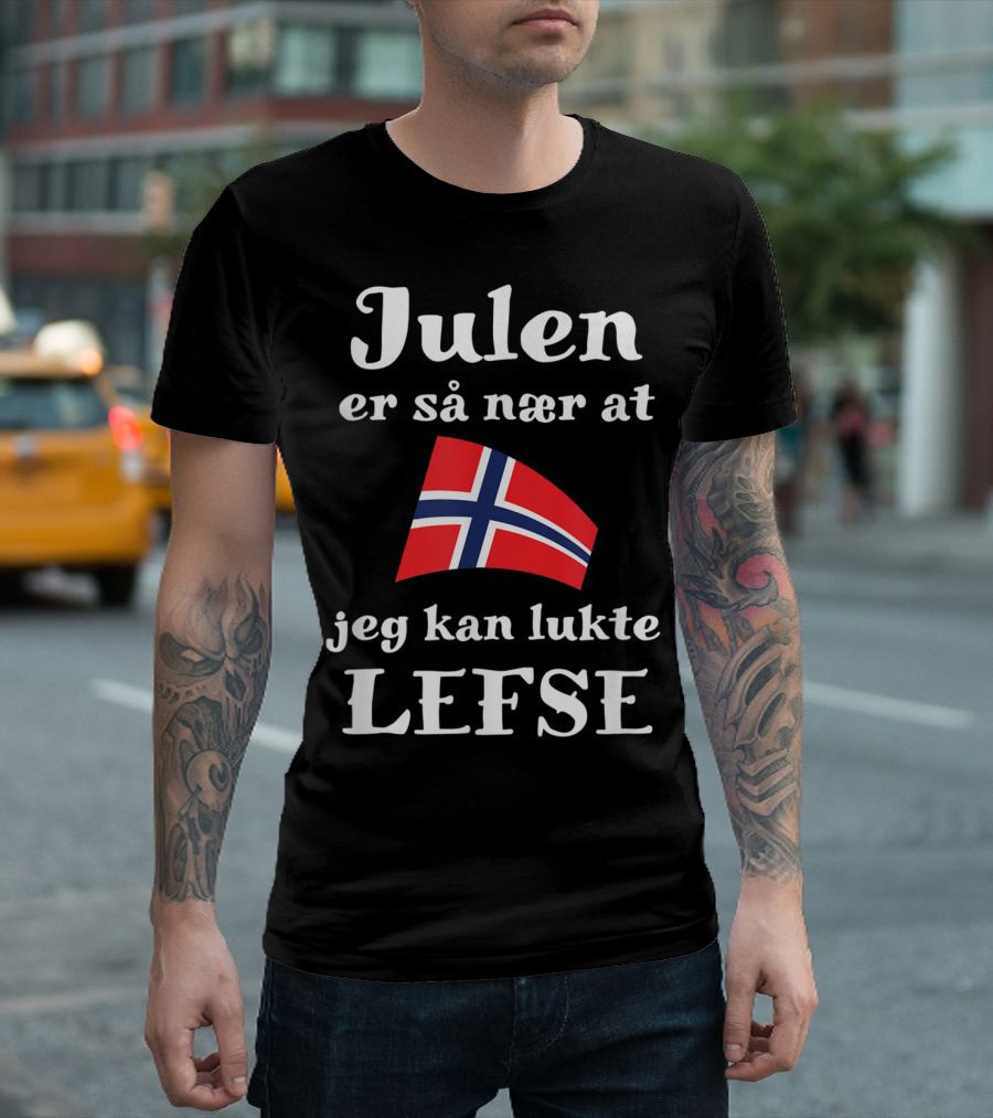 Julen Er Så Nær At Jeg Kan Lukte Lefse Norwegian Flag T-Shirt