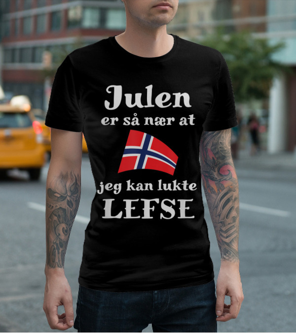Julen Er Så Nær At Jeg Kan Lukte Lefse Norwegian Flag T-Shirt
