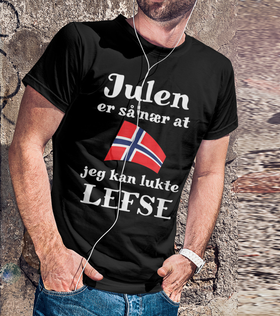 Julen Er Så Nær At Jeg Kan Lukte Lefse Norwegian Flag T-Shirt