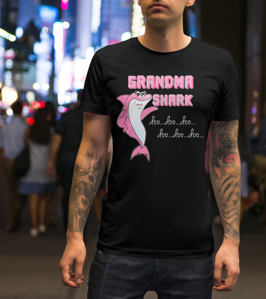 Grandma Shark Pink Doo Doo Doo Funny Family Cartoon T-Shirt