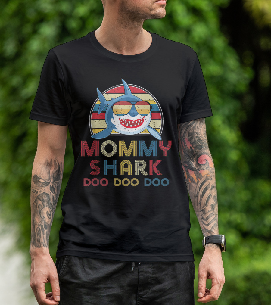 Mommy Shark Doo Doo Doo Retro Vintage Sunglasses Striped Circle T-Shirt