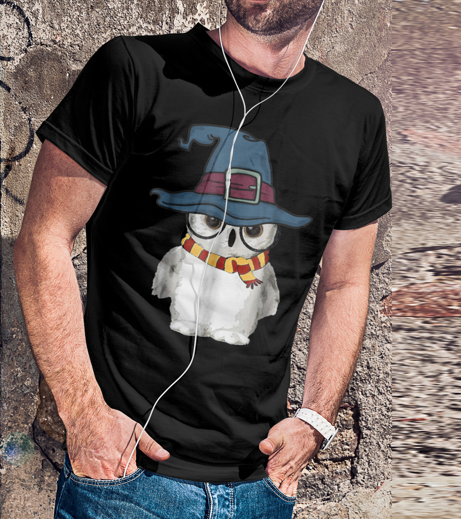 Cute Owl Wizard Hat With Striped Scarf T-Shirt