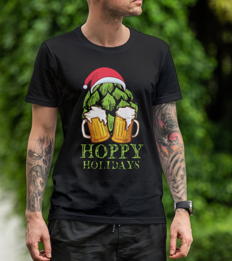 Hoppy Holidays Funny Christmas Craft Beer Hops With Santa Hat And Beer Mugs T-Shirt