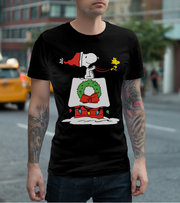 Peanuts Snoopy Santa Woodstock Christmas Wreath Doghouse Lights T-Shirt