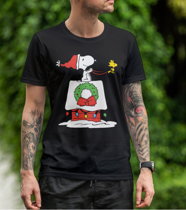 Peanuts Snoopy Santa Woodstock Christmas Wreath Doghouse Lights T-Shirt