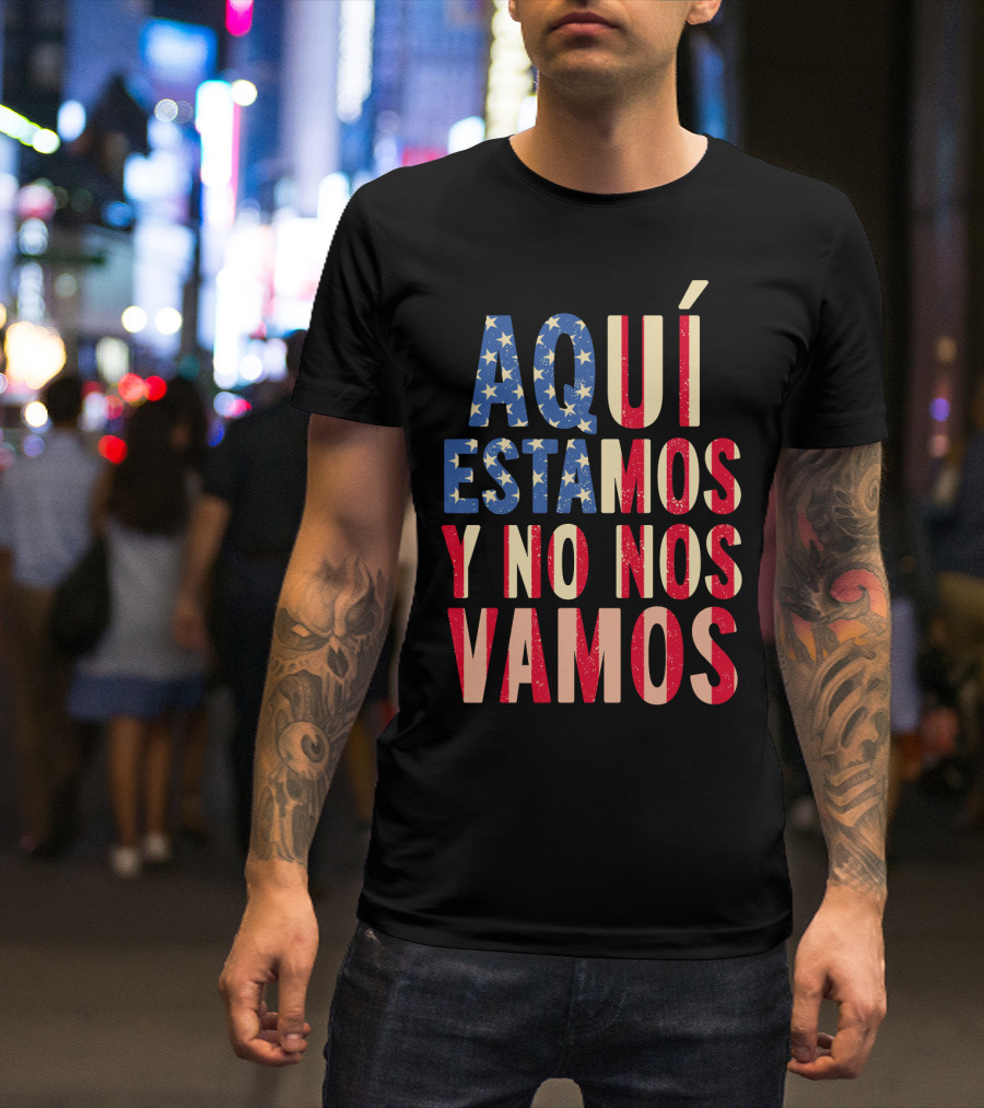 AQUÍ ESTAMOS Y NO NOS VAMOS USA Flag Colors T-Shirt