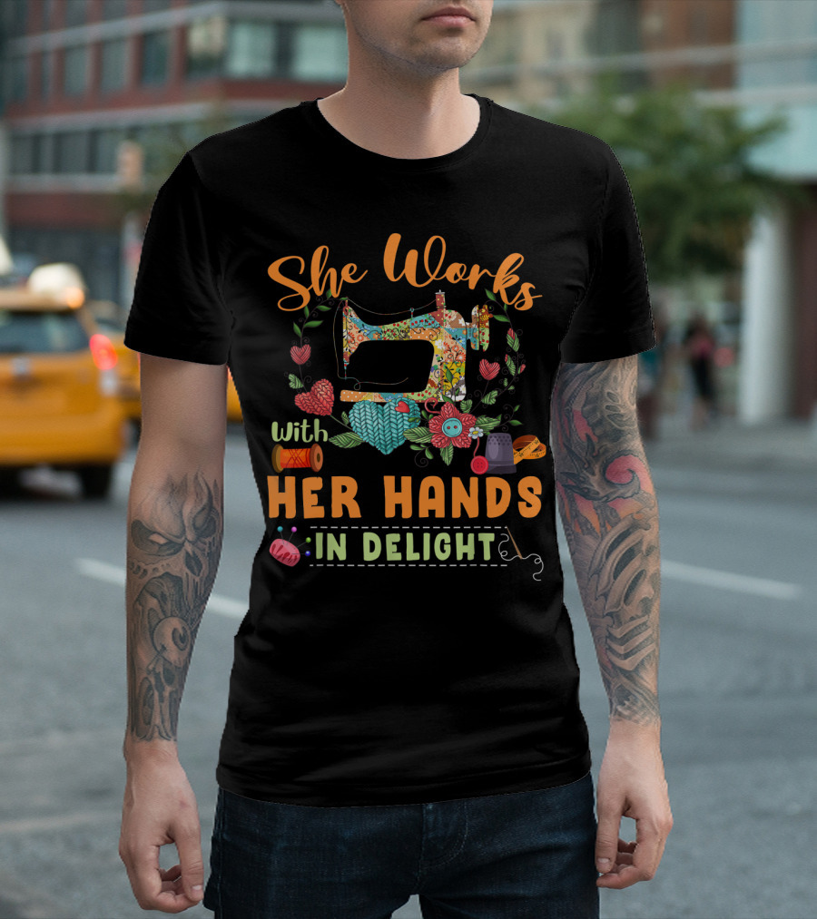 She Works with Her Hands in Delight Fabric Lover Quilting Lover Works Sewing Machine T-Shirt