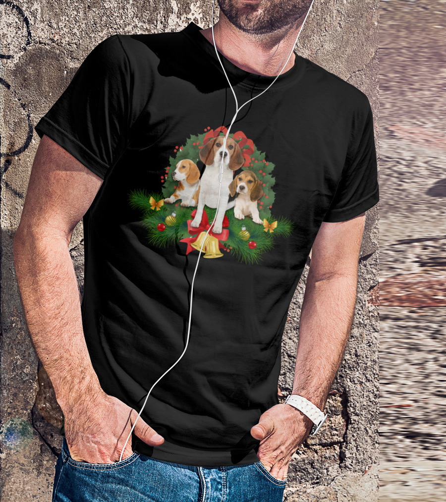 Beagle Christmas Wreath With Holly Berries And Bells T-Shirt